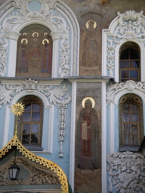 Close-up of the Pecherskaya Lavra entrance.